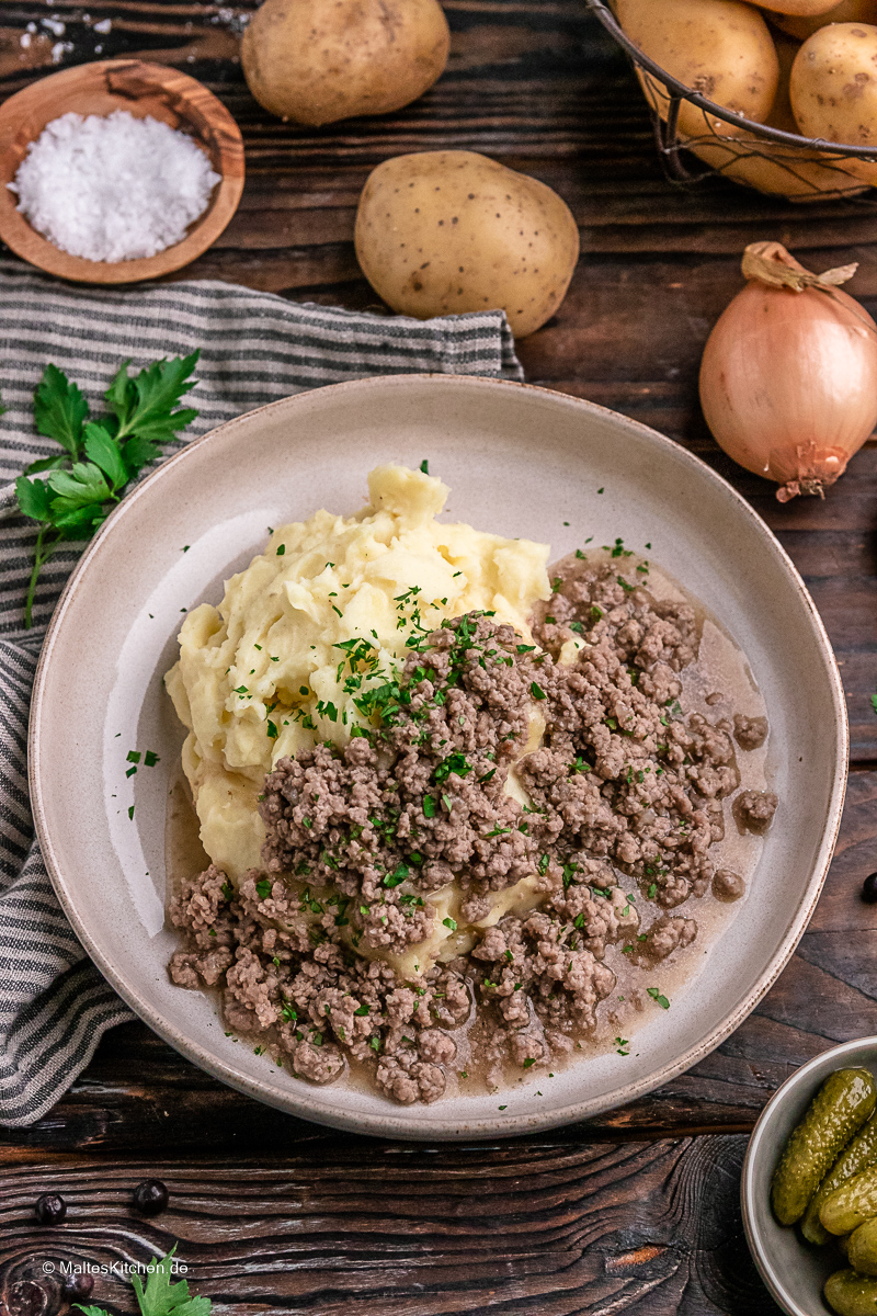 Gehacktesstippe mit Kartoffelbrei.