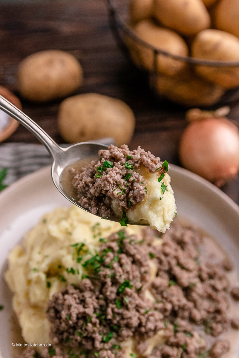 Gehacktesstippe aus gemischtem Hackfleisch.