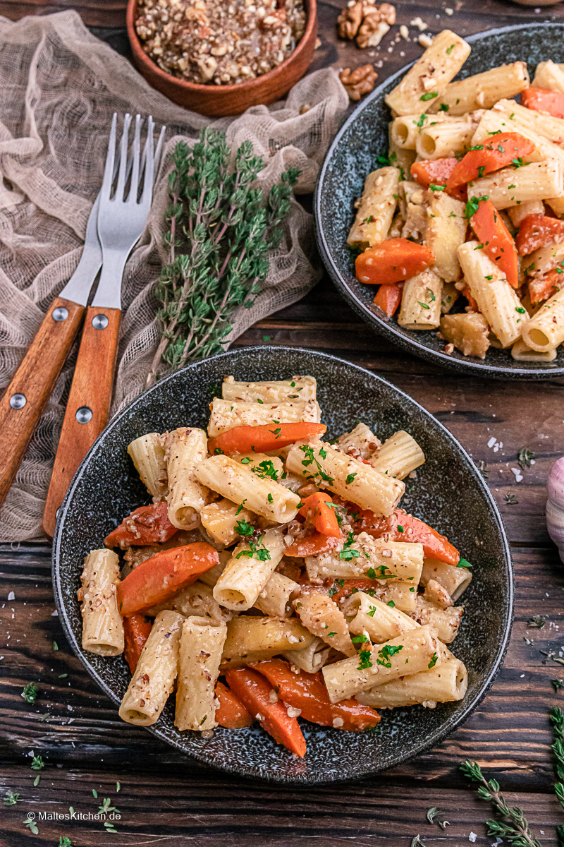 Pasta mit Pfannengemüse und Walnusspesto