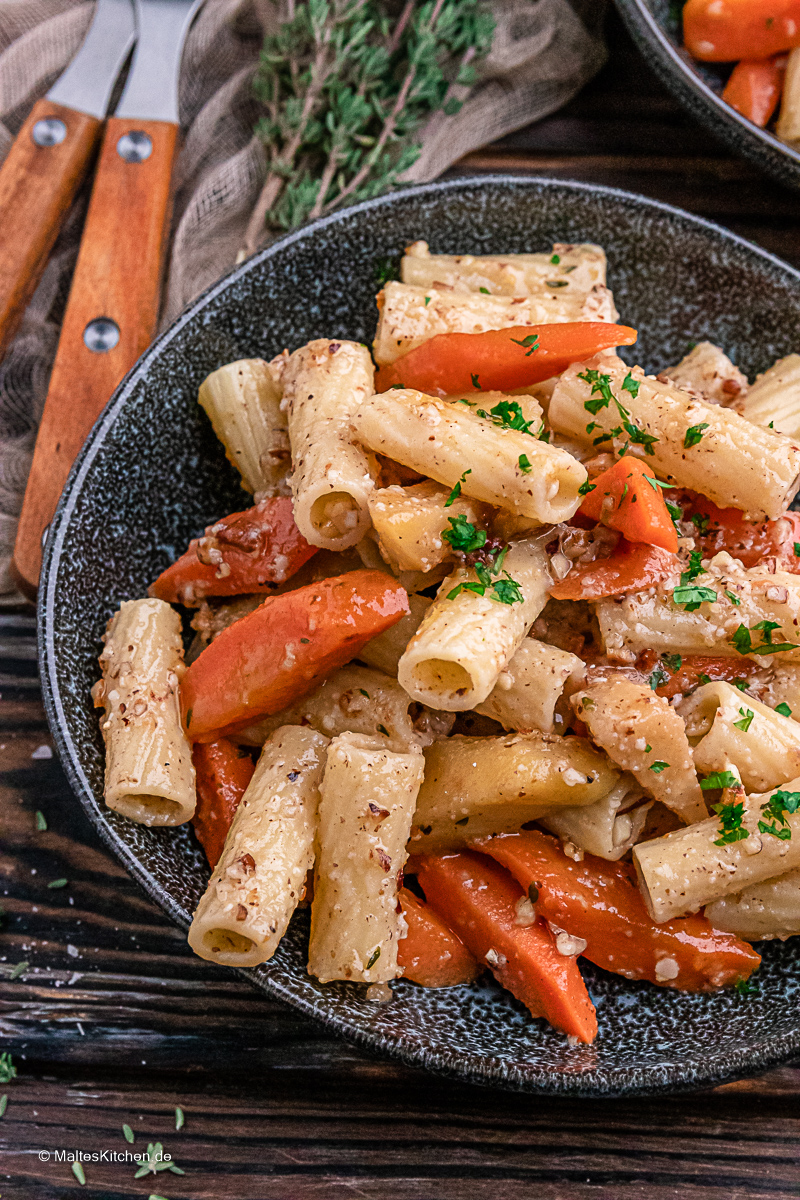 Leckere herbstliche Pasta mit Gemüse.