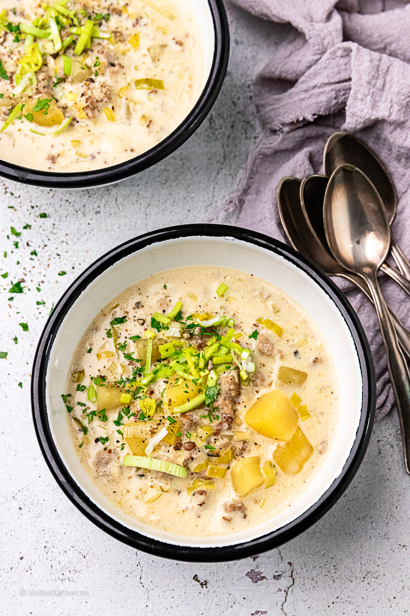Käse-Lauch-Suppe mit Hackfleisch.