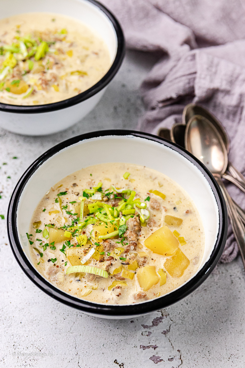 Deftig herzhafte Käse-Lauch-Suppe mit Hackfleisch.
