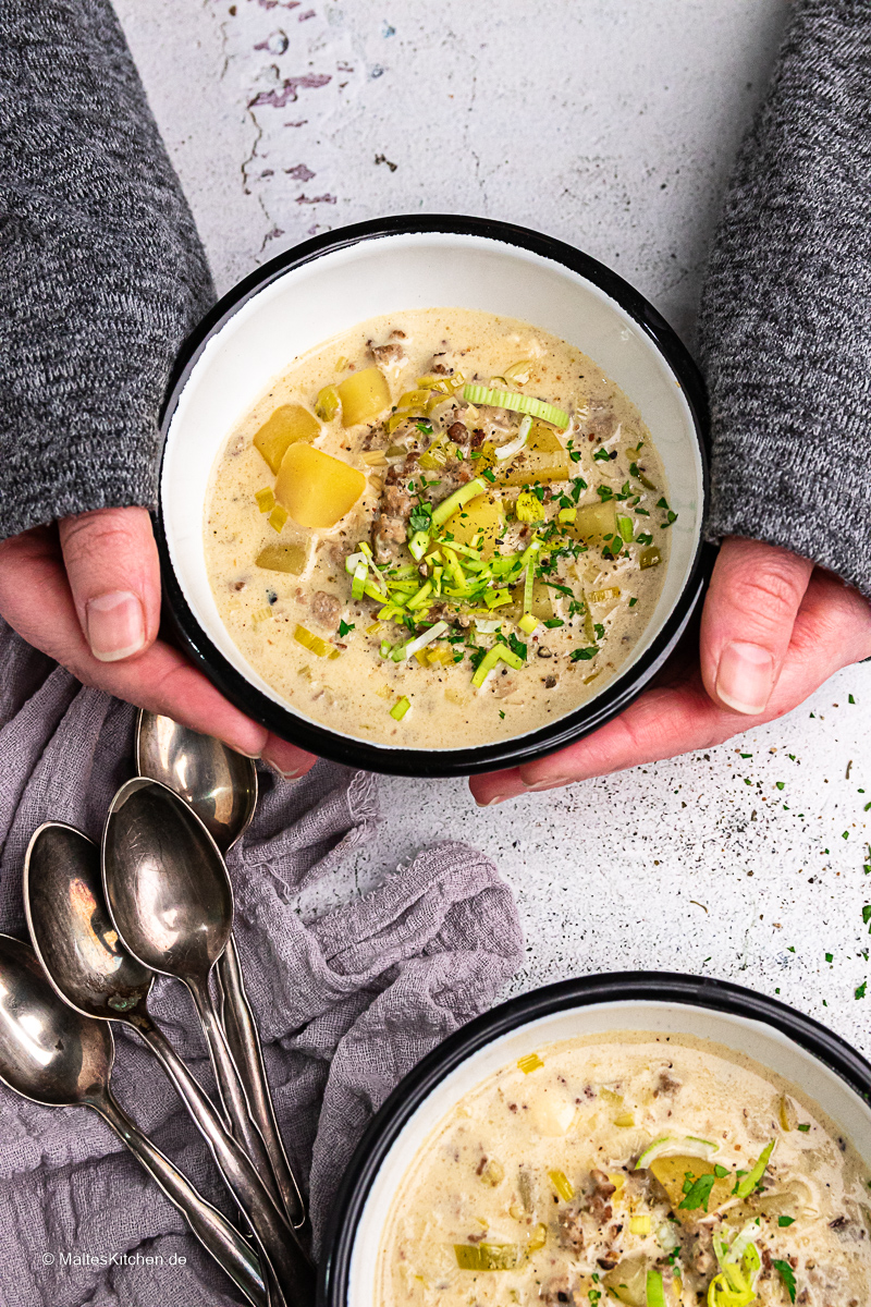 Käse-Lauch-Suppe mit Hackfleisch und Kartoffeln.