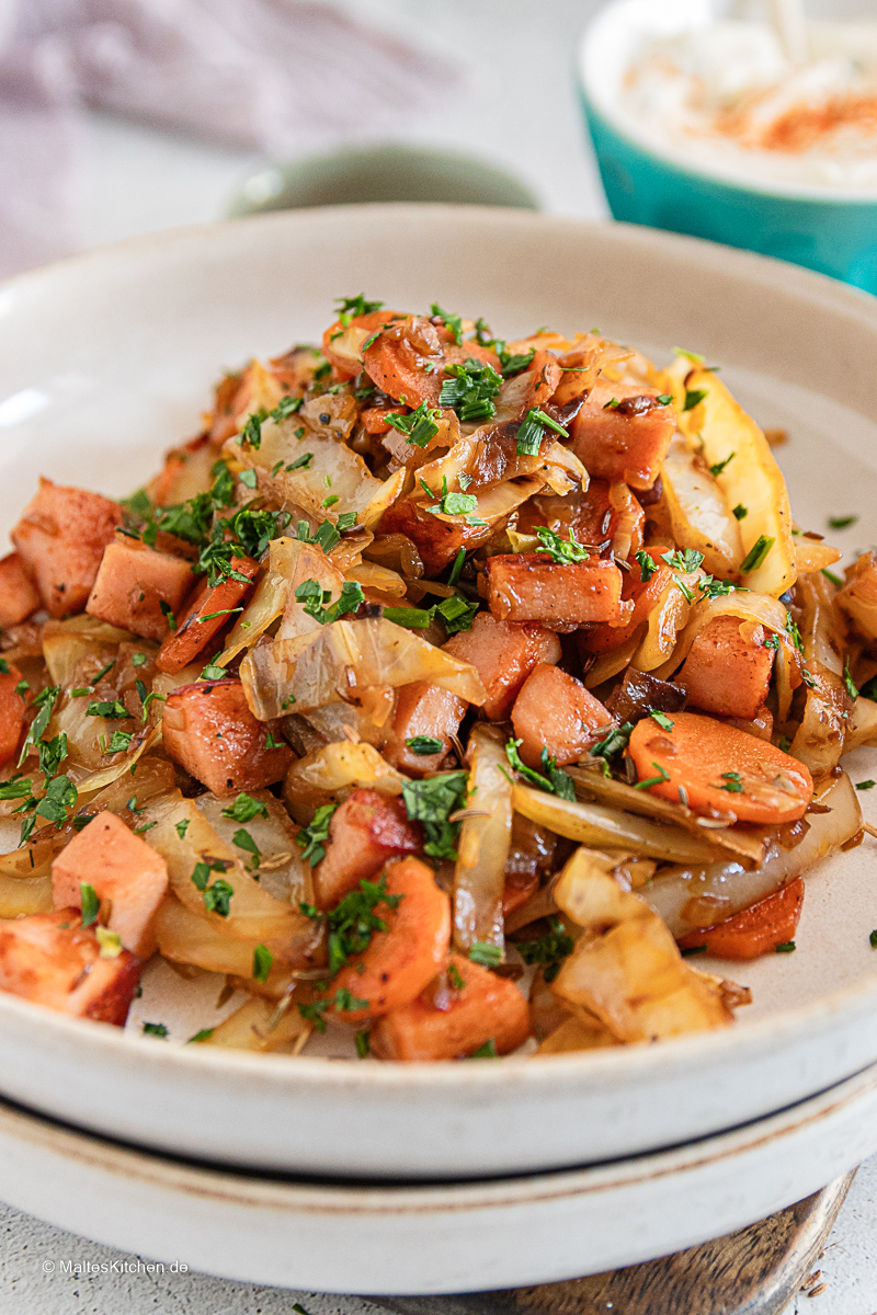 Leckere Kohlpfanne mit Fleischwurst.
