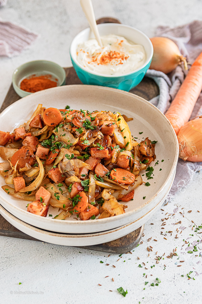 Leckere Weißkohlpfanne mit Fleischwurst.