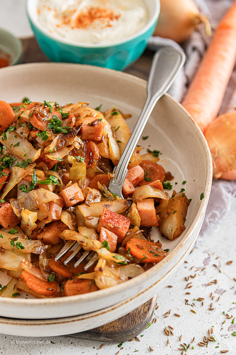 Einfach und lecker - Kohlpfanne mit Fleischwurst.