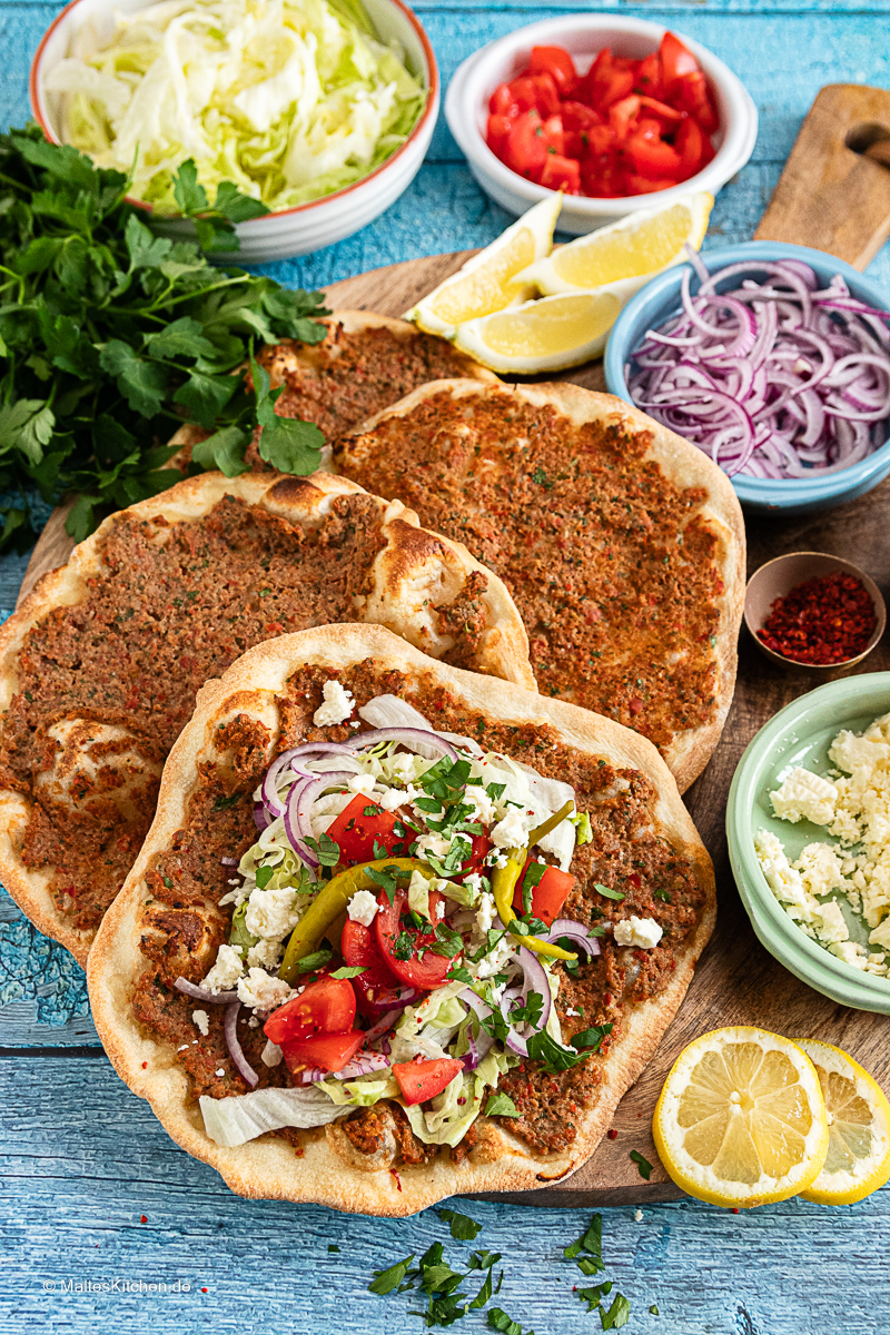 Lecker belegte Türkische Pizza.