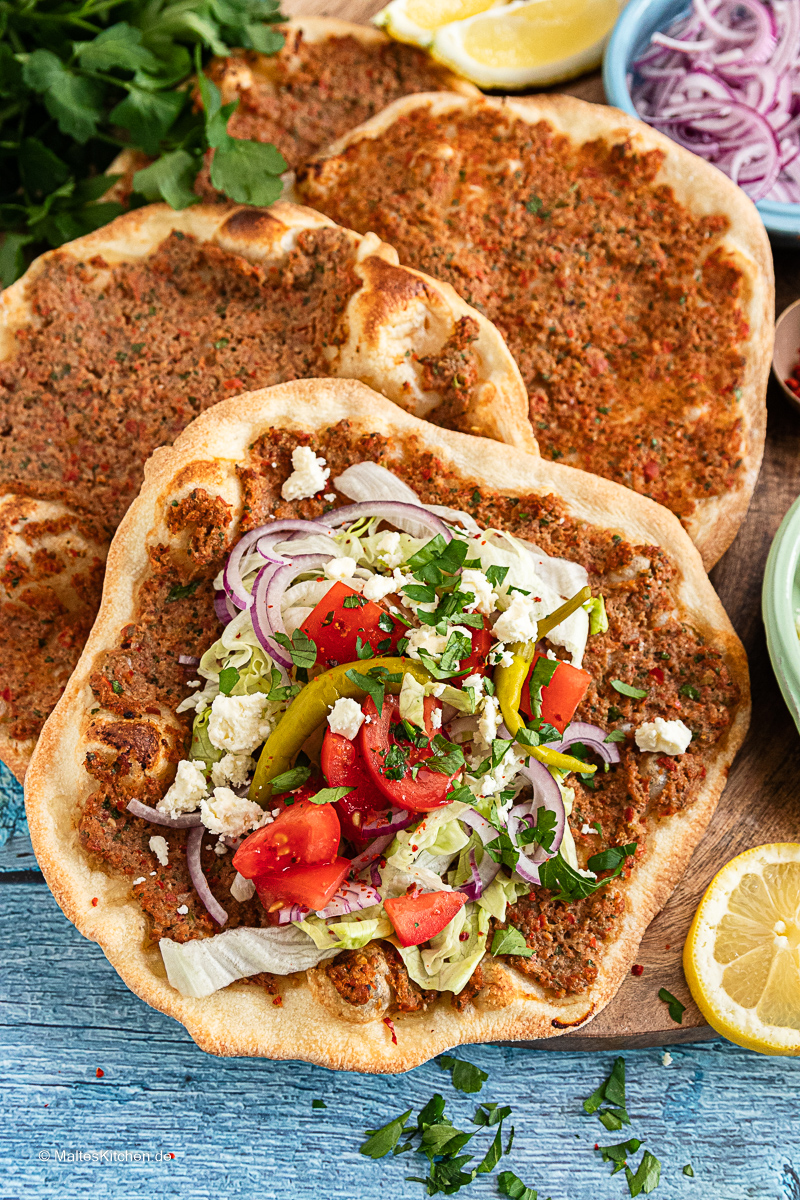 Selbstgemachte türkische Pizza Lahmacun.