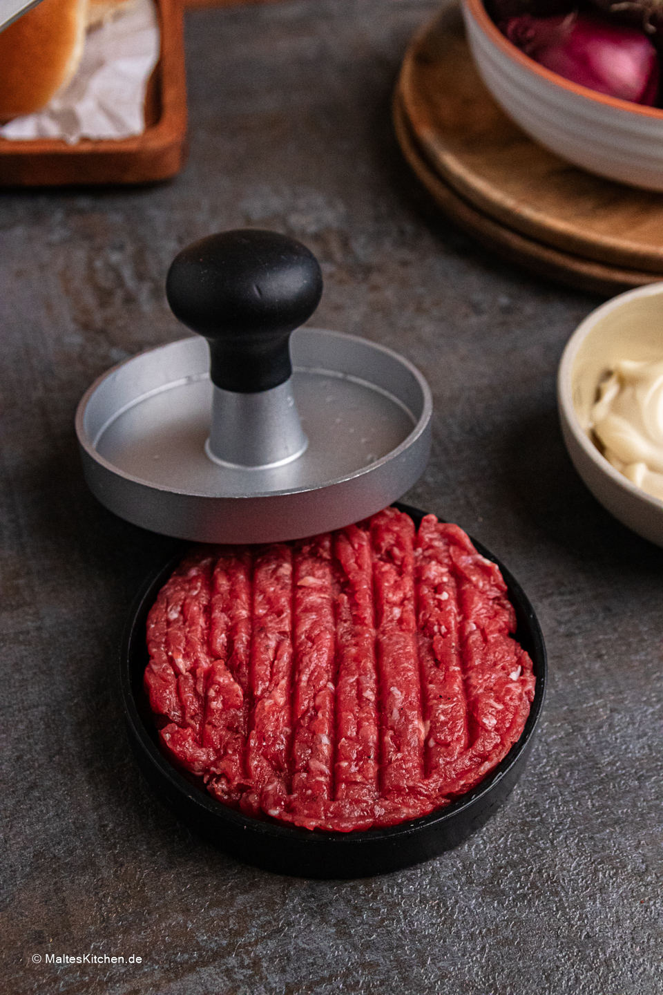 Das Hackfleisch wird mit der Burgerpresse geformt.