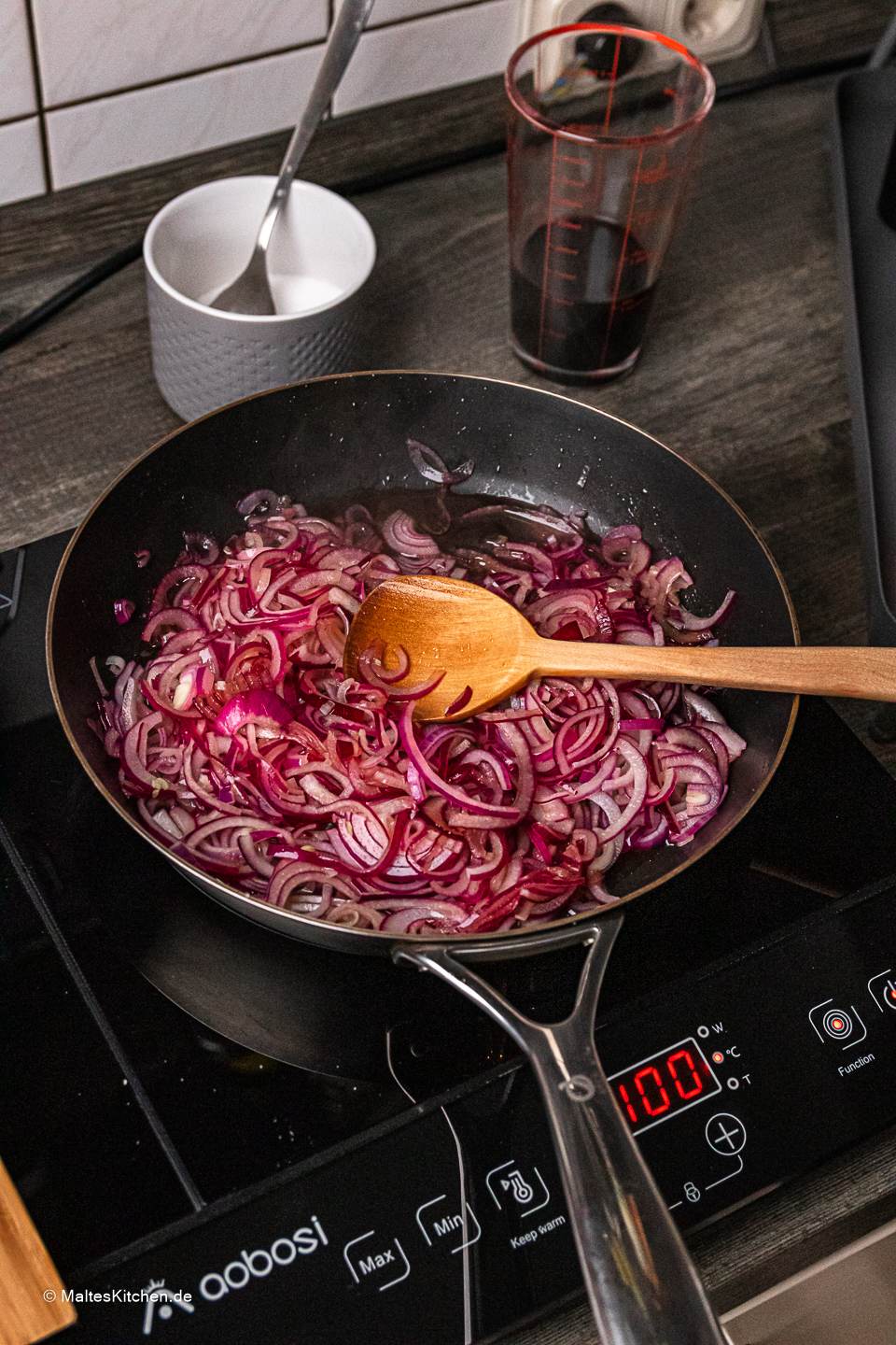 Zwiebelconfit für den Burger.