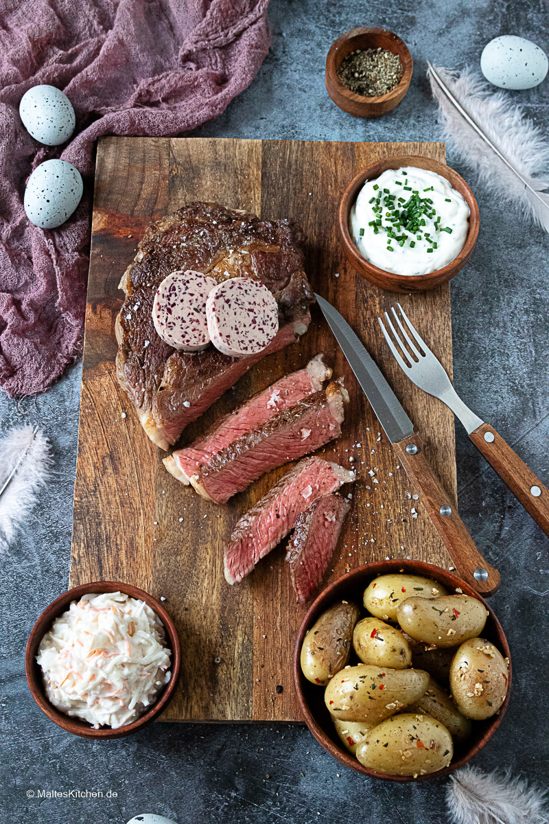 Saftiges Entrecote mit Rotwein-Schalotten-Butter und Knoblauch-Chili-Kartoffeln.