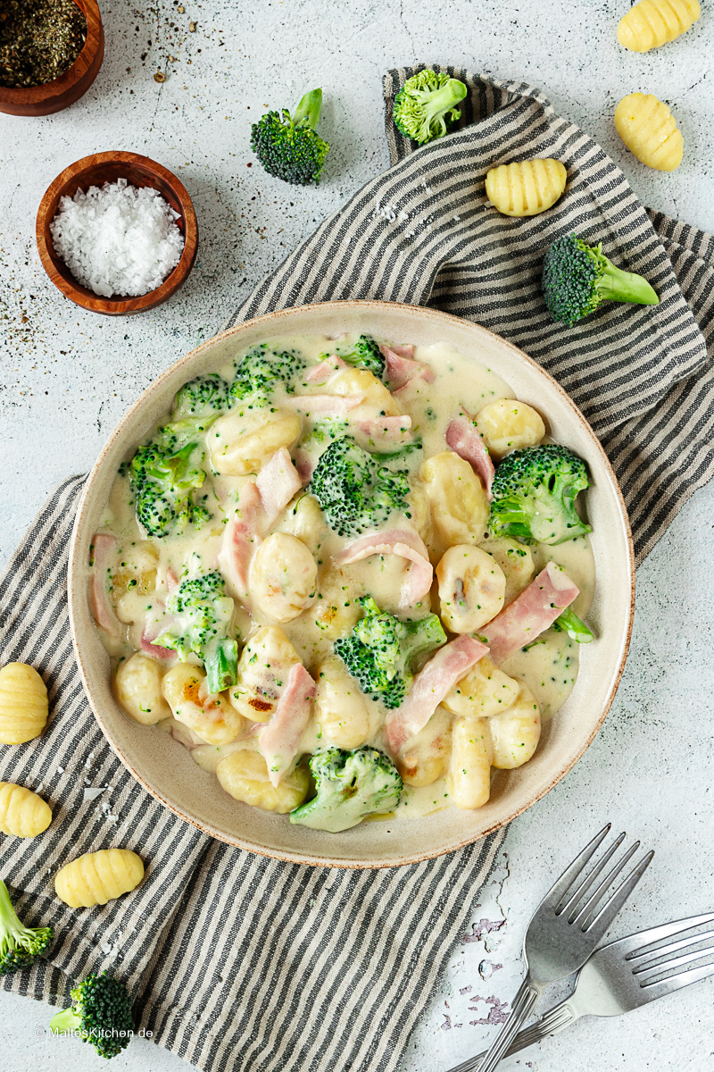 Gnocchi mit Brokkoli und Käsesauce