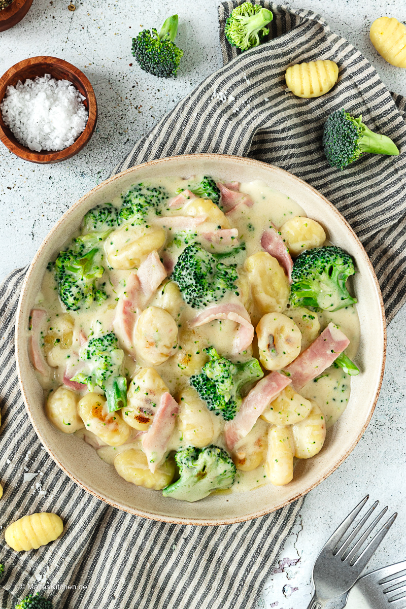Gnocchi mit Schinken in Käsesauce