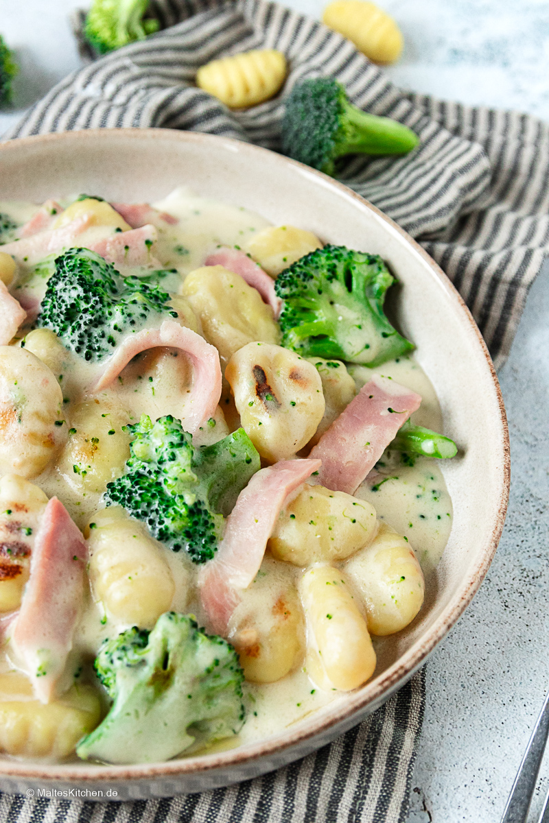 Gnocchi in Brokkoli mit Schinken und Käsesauce