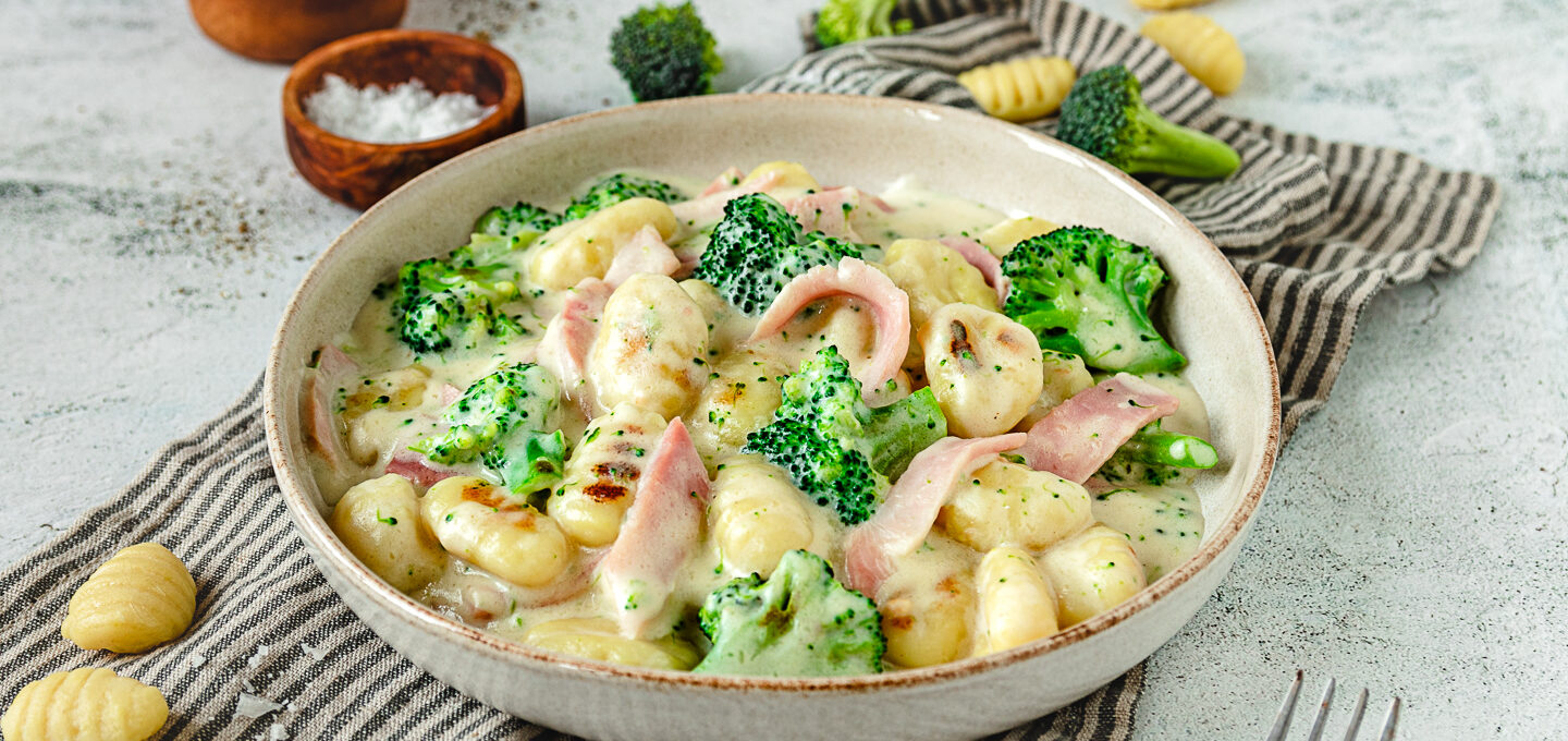Rezept Gnocchi mit Bokolli und Schinken in Käsesauce