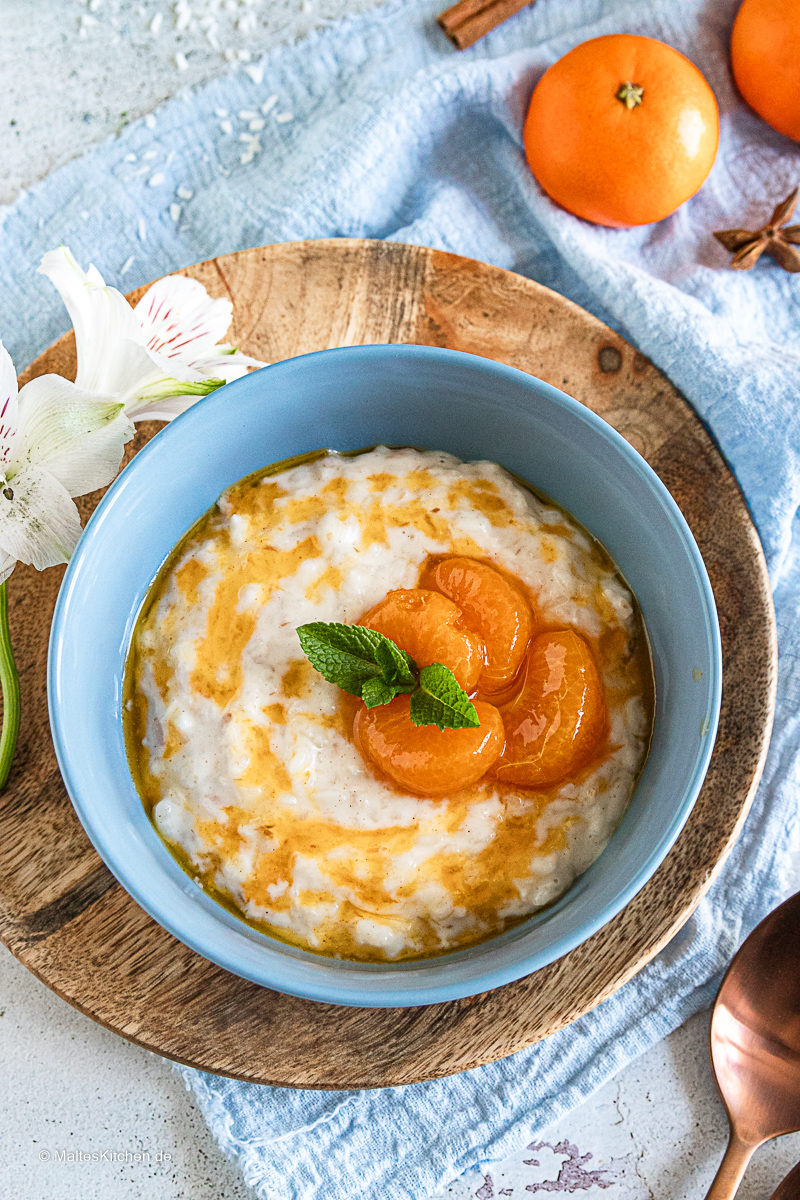Super cremiger Milchreis mit Kokos und Mandarinen in Orangensirup.