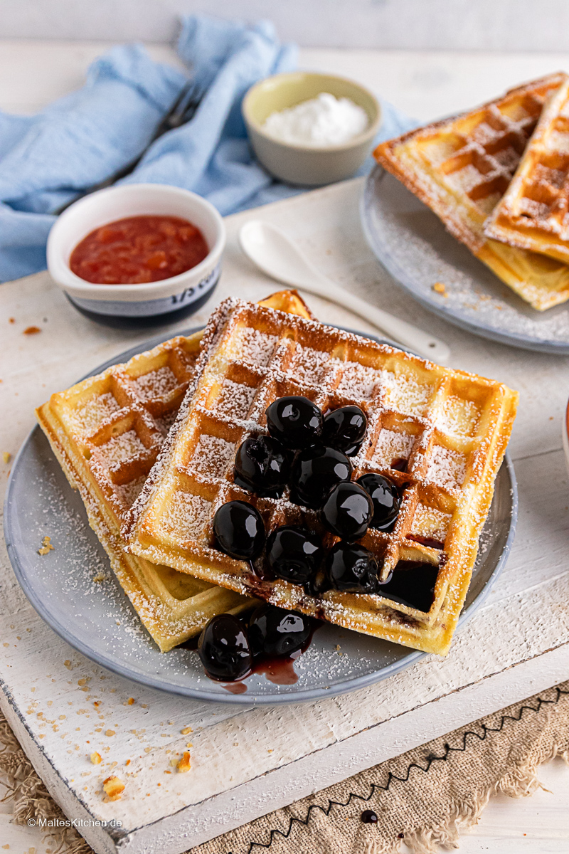Belgische Waffeln mit Amarenakirschen.