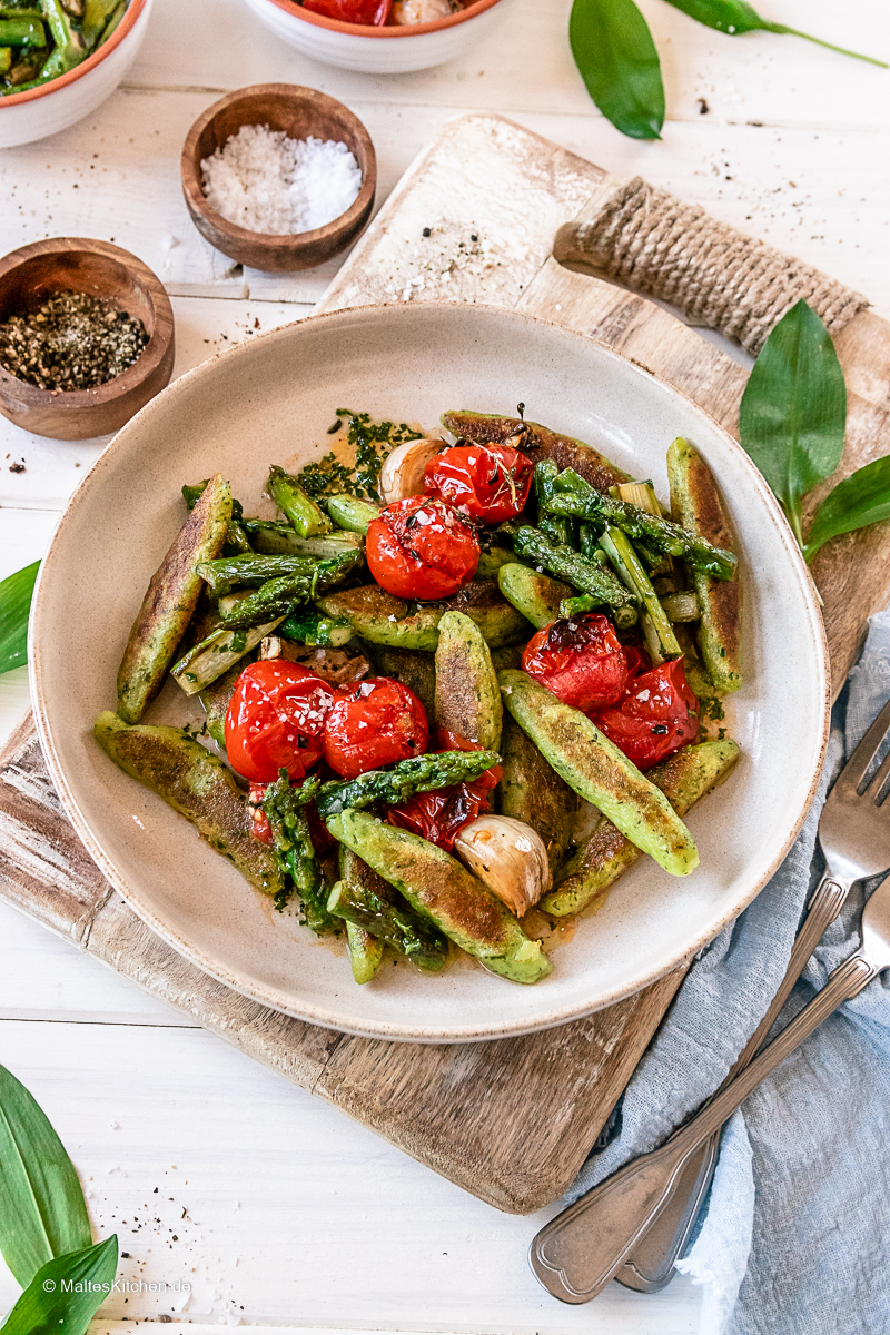 Bärlauch Schupfnudeln mit Spargel und Tomaten.