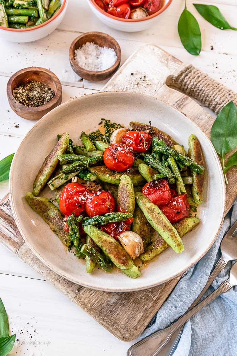 Schupfnudeln mit Bärlauch und Kirschtomaten.