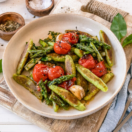 Rerzpt Bärlauch Schupfnuzdeln mit grünem Spüargel und Kirschtomaten.