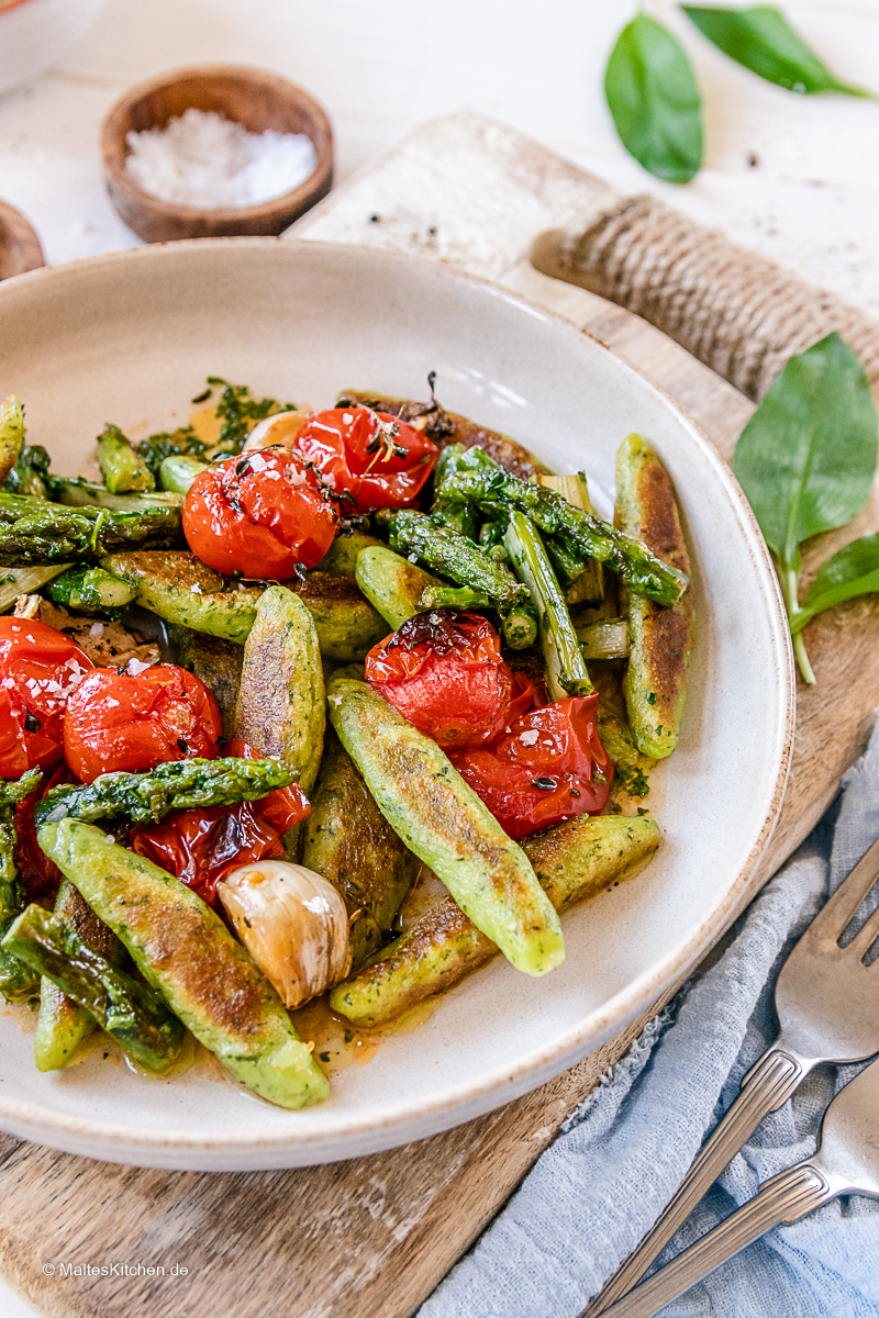Schupfnudeln mit Bärlauch und Spargel.