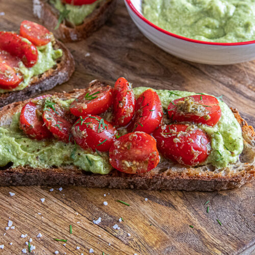 Rezept für geröstetes Brot mit Avocadobutter und Tomatensalat