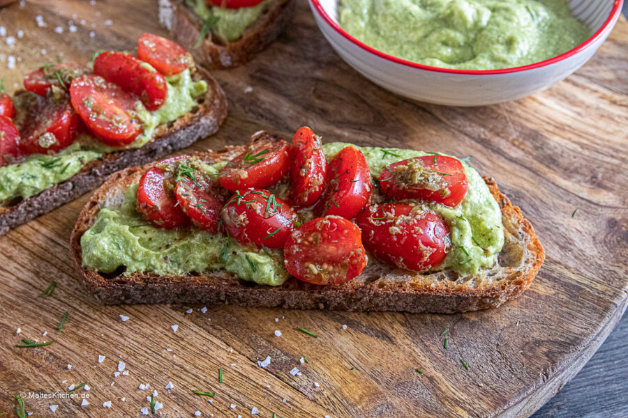 Rezept für geröstetes Brot mit Avocadobutter und Tomatensalat