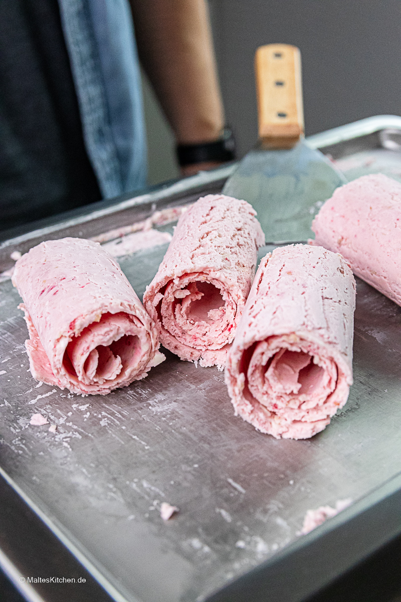 Ice Rolls mit der Rolleis-Maschine von ALDI.