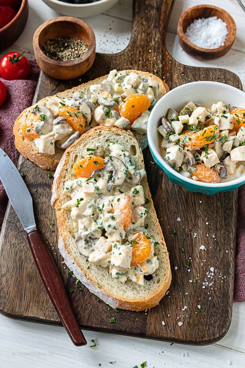 Leckerer Geflügelsalat mit Champignons, Eiern und Mandarinen.