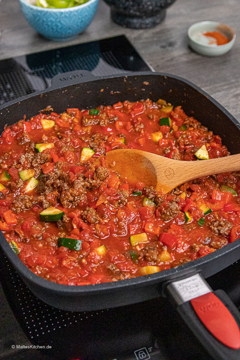 Leckere Hackfleischpfanne mit Ayvar und Tomaten.