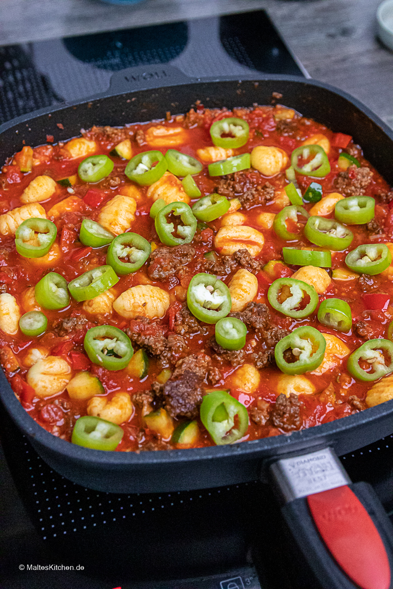 Saftige Hackfleischpfanne mit Gnocchi und Gemüse.