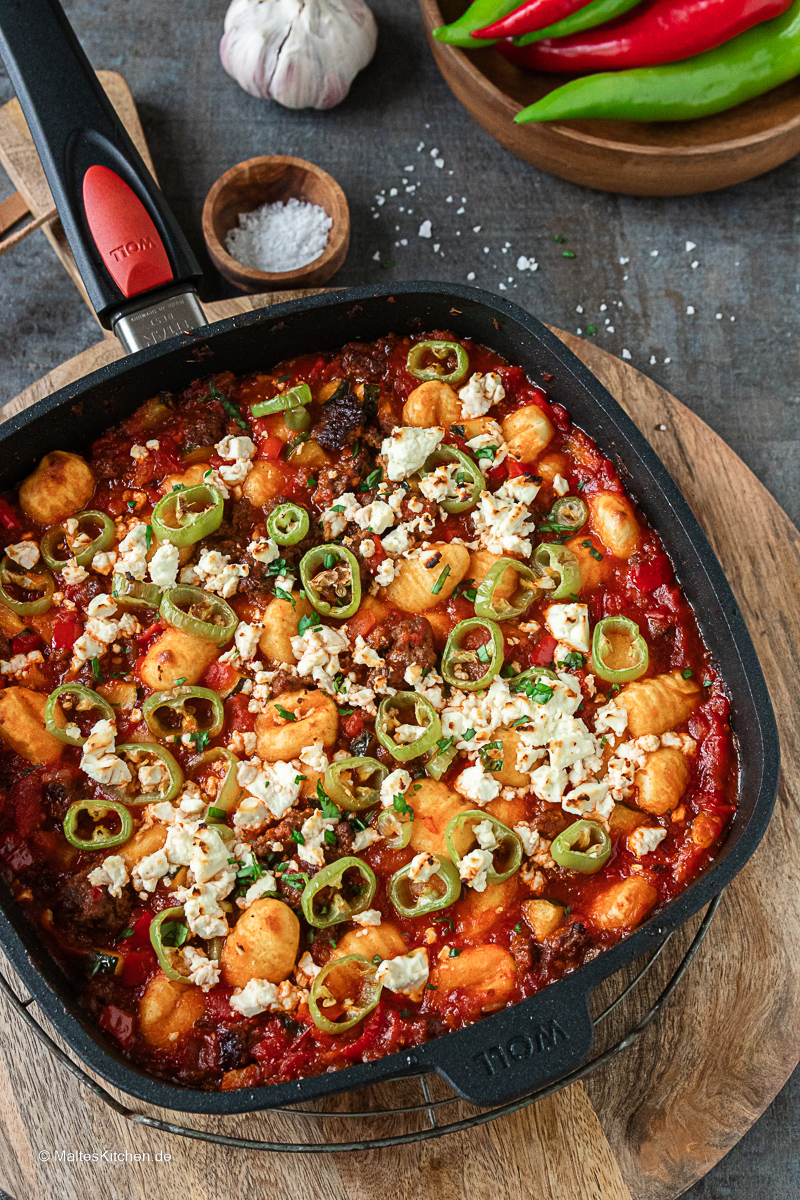 Hackfleischpfanne mit Gnocchi, Spitzpaprika und Feta.