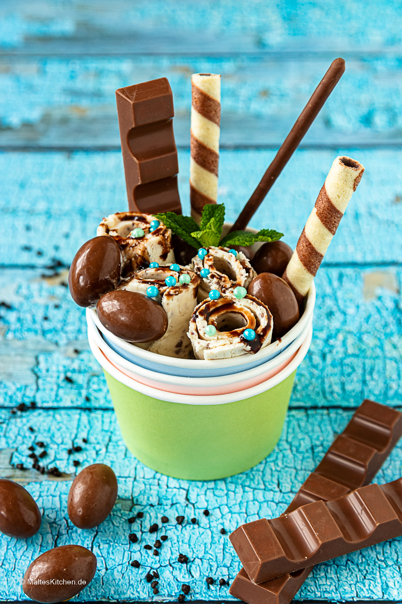 Ice Cream Rolls mit Kinderschokolade und Kinder Schoko Bons.