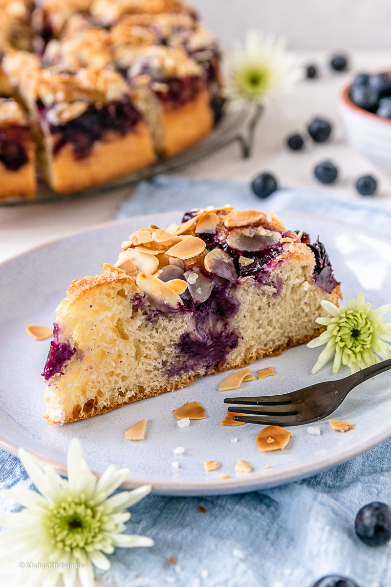 Leckerer Butterkuchen mit Blaubeeren und Zuckerkruste.