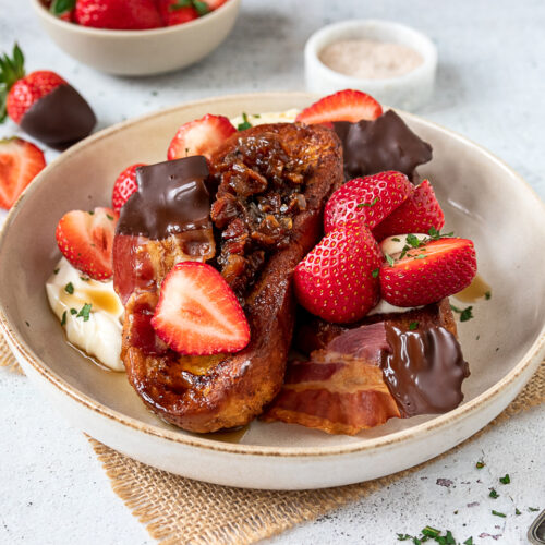 Rezept French Toast mit Bacaon-Jam, Erdbeeren und Schokoladen-Bacon