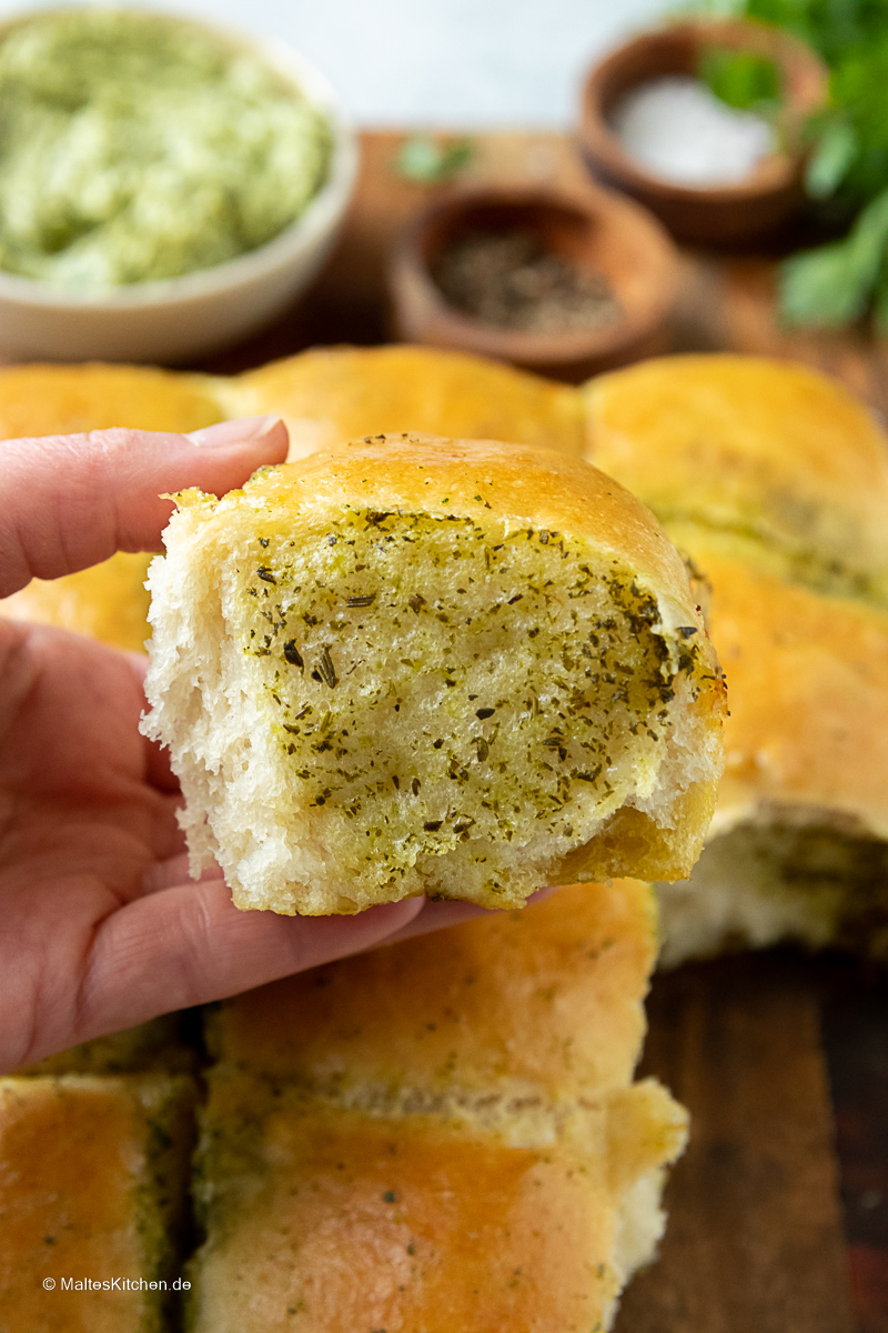 Fluffiges Knoblauchbrot mit Kräuterbutter.