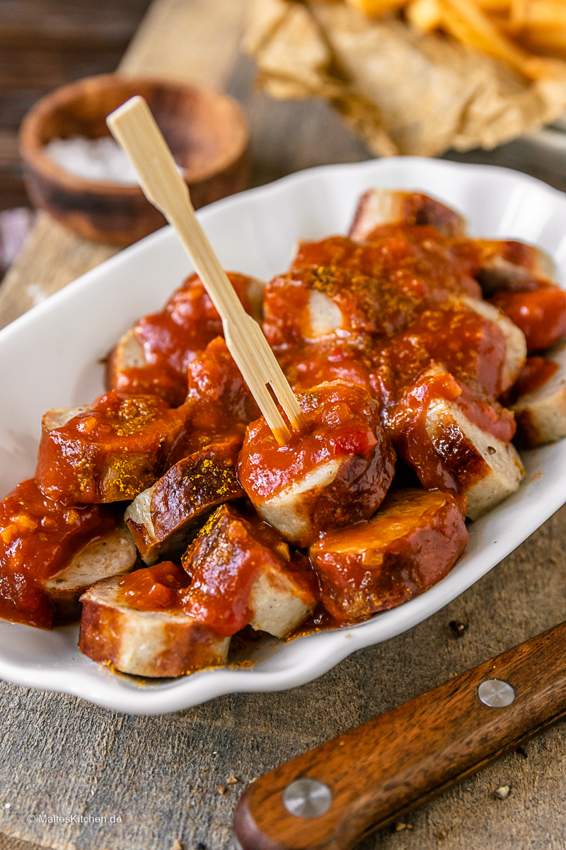Selbstgemachte Currywurst mit leckerer Currywurst Soße.