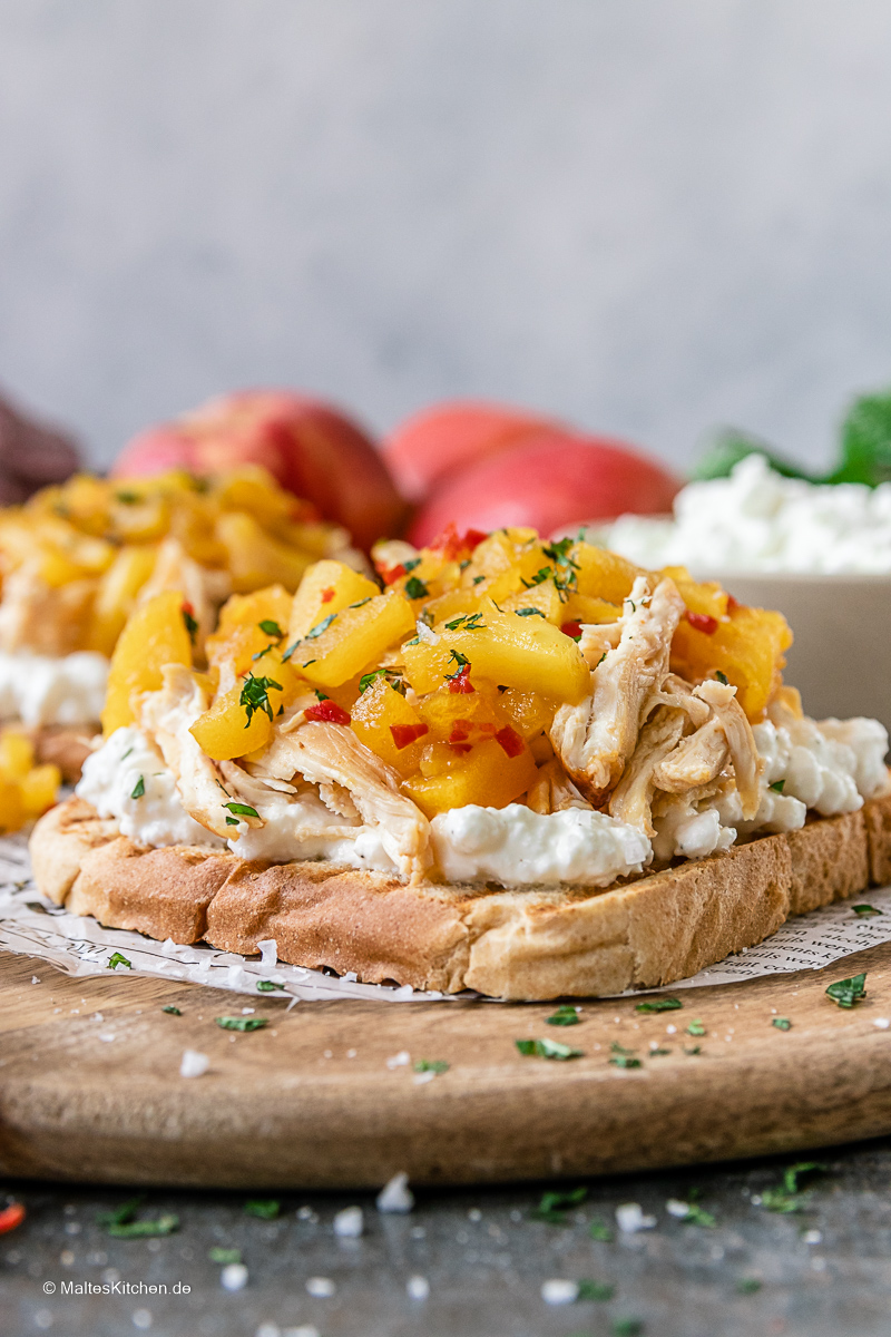 Ein grandioses Sandwich mit Hähnchen, Hüttenkäse und Apfel-Chutney.