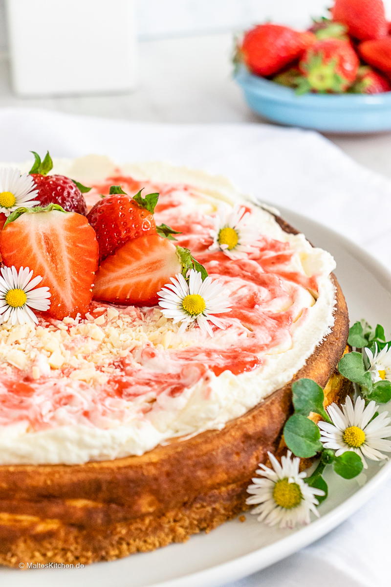 Cremig-wolkige Erdbeer-Sahne mit frischen Erdbeeren