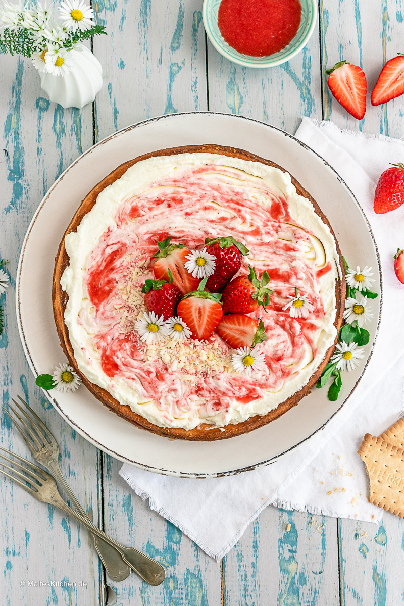 Käsekuchen mit Erdbeeren und Erdbeersahne