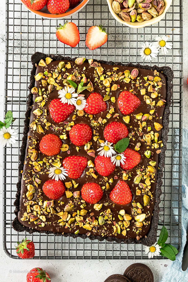 Schokoladentarte mit Erdebeeren.