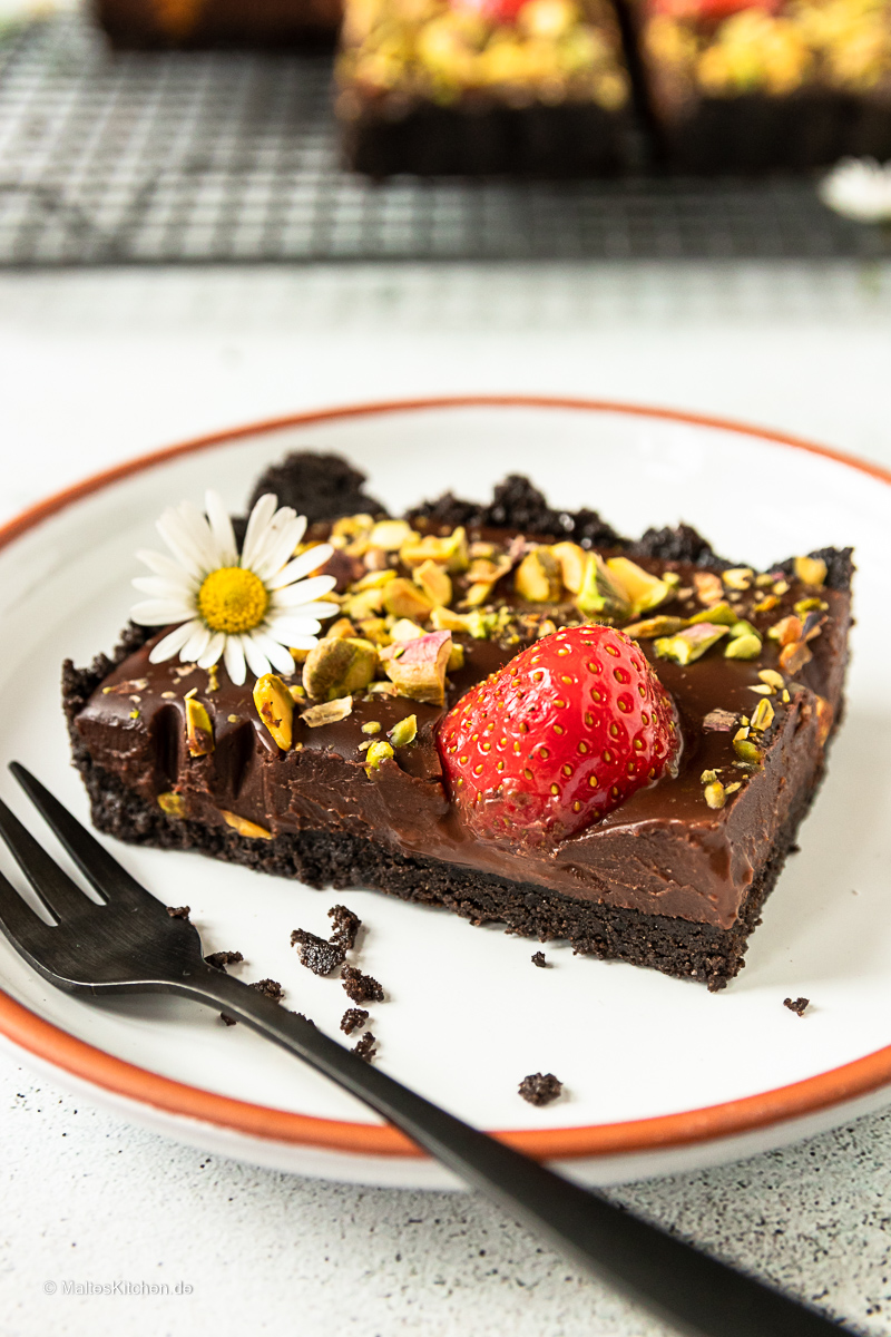 Cremige Schokoladentarte mit Erdbeeren und Pistazien.