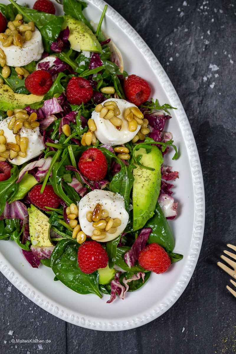 Super leckerer Blattsalat mit Himbeeren.