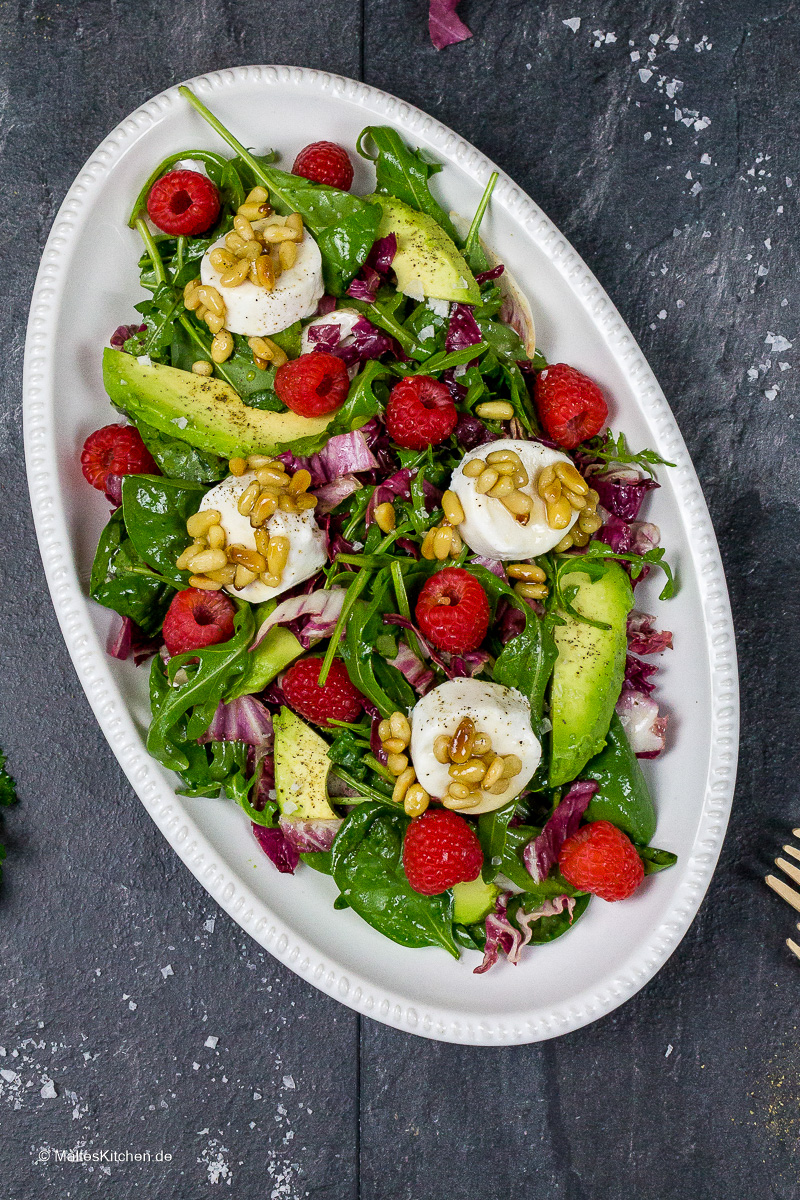 Gemischter Blattsalat mit Avocado und Ziegenfrischkäse