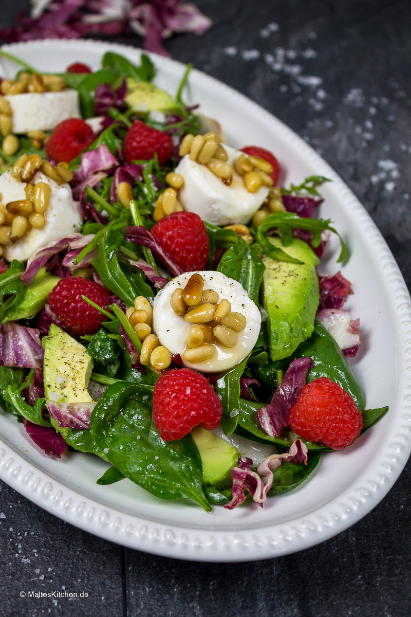 Sehr leckerer Salat mit Ziegenfrischkäse, Avocado und Himbeeren