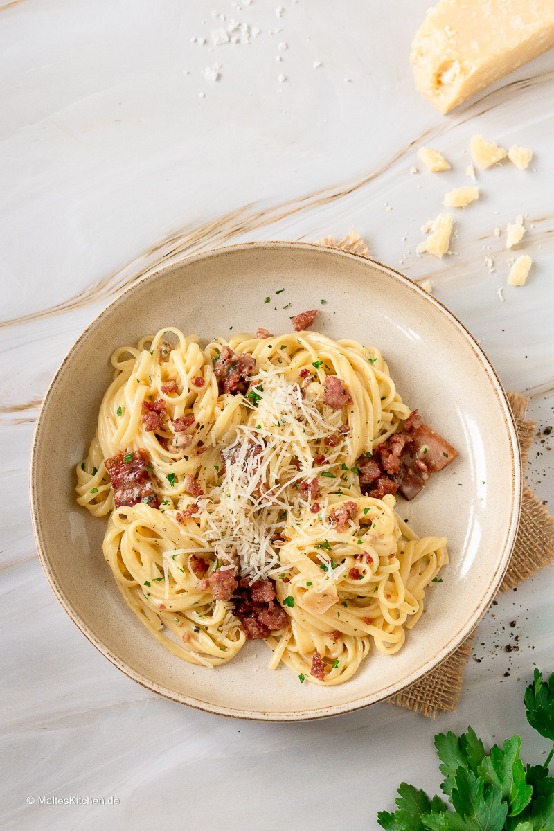 Spaghetti Carbonara mit Pancetta und Salsiccia.