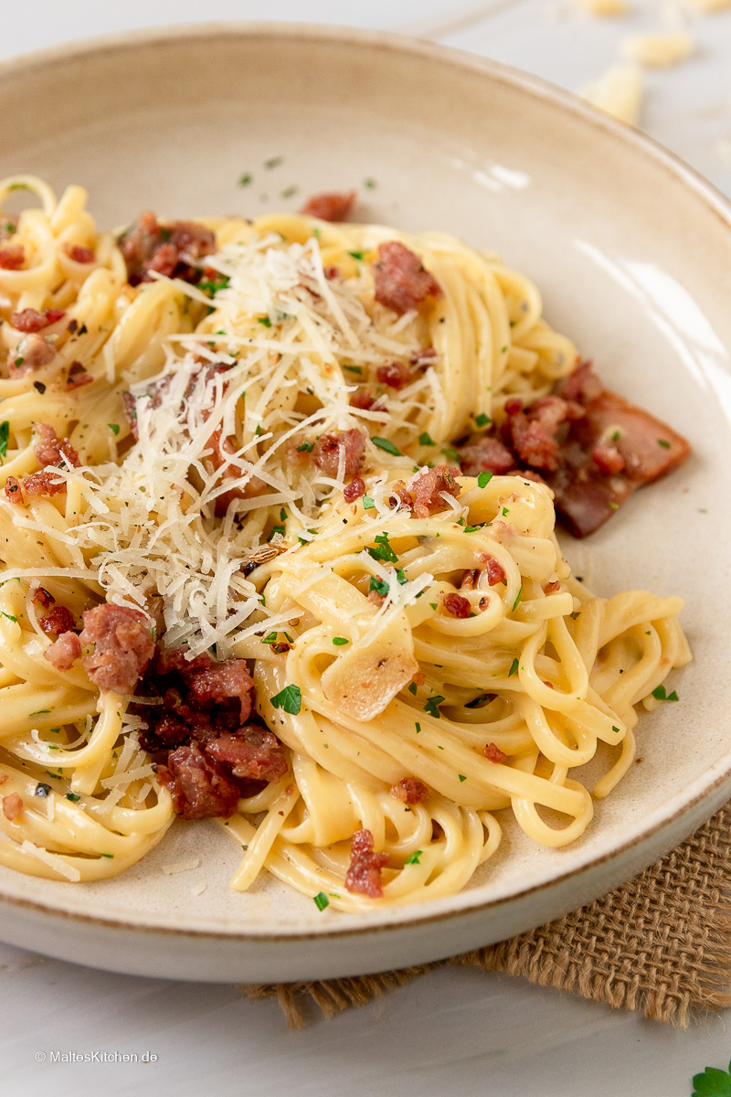 Pasta mit cremiger Carbonara Sauce und würziger Salsiccia.