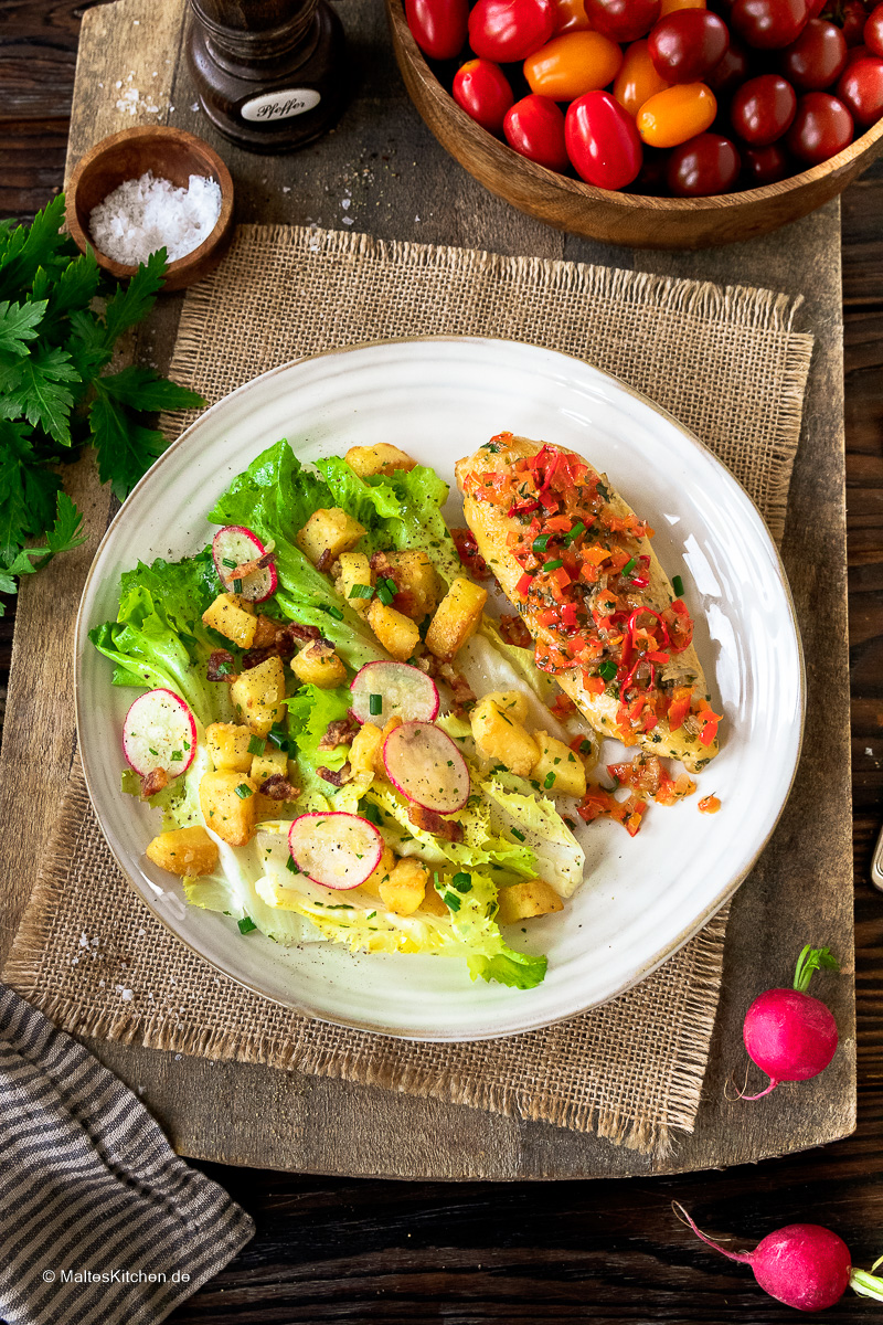 Leckerer Eifeler Kartoffelsalat mit Hähnchenbrust und Paprikagemüse,