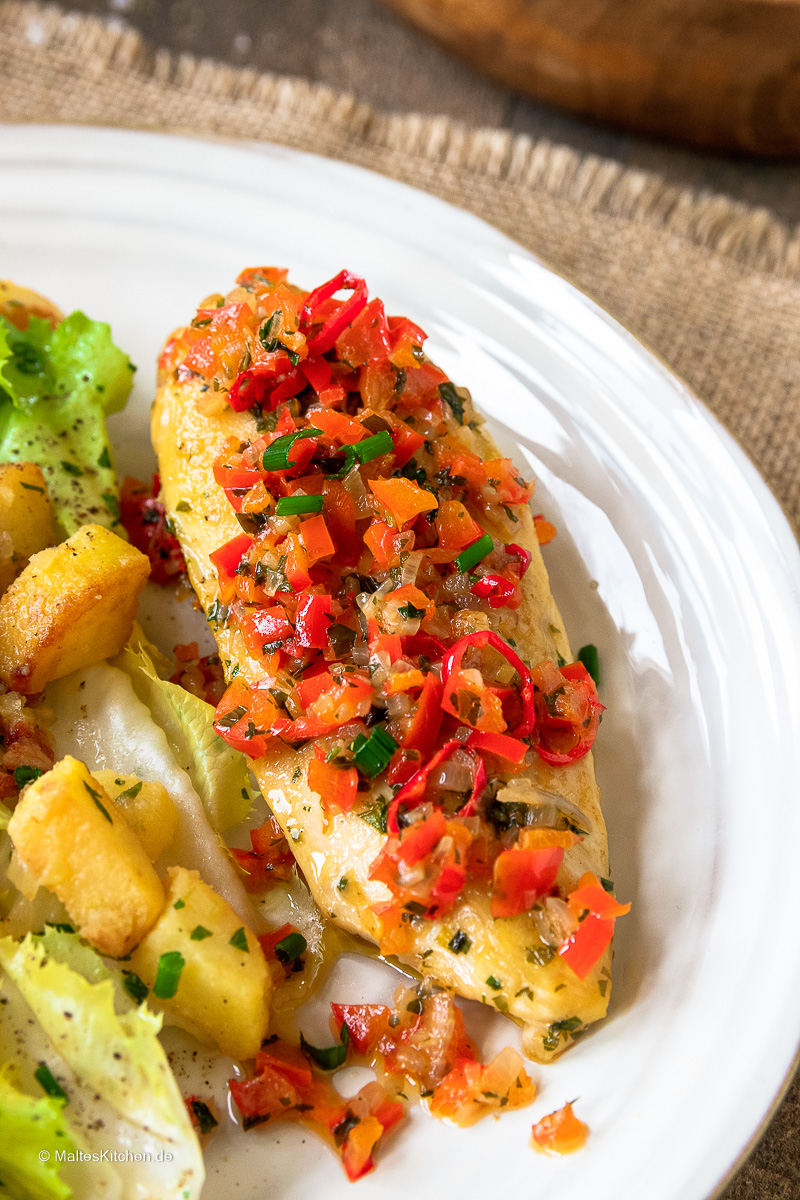 Sehr leckerer Kartoffelsalat mit Hähnchen und Paprikagemüse.