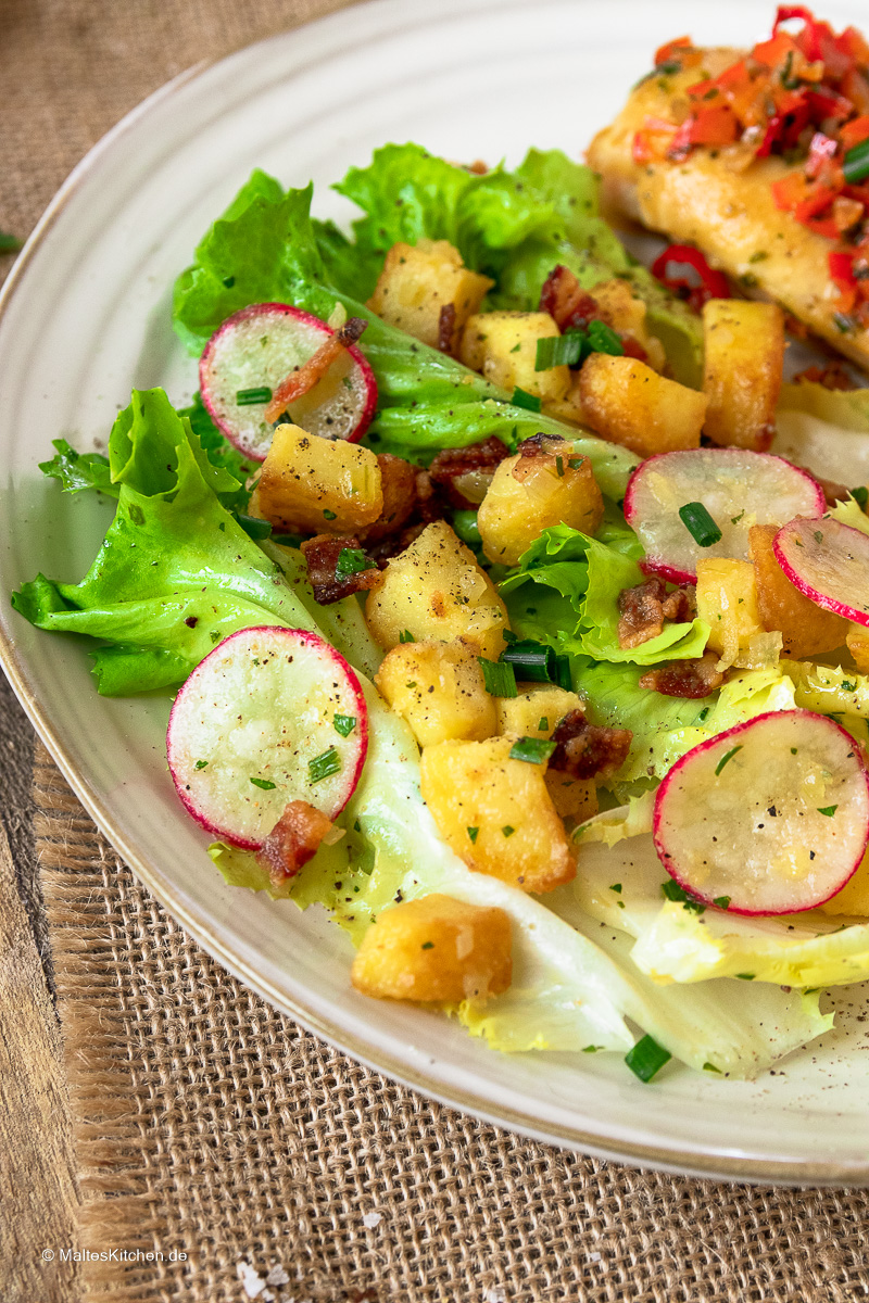 Knusprige Kartoffeln und ein knackiger Blattsalat.